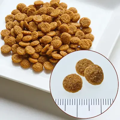 シュプレモキャットフードの粒(色・形状のばらつき)